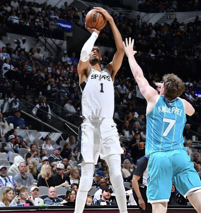 文班亚马爆发率队复仇黄蜂 马刺主场大胜终结连