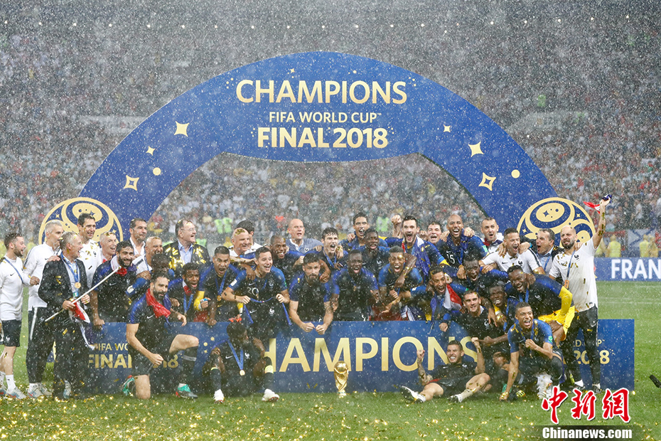 资料图：2018俄罗斯世界杯，法国队4：2战胜克罗地亚，时隔20年再次捧起大力神杯。 中新社记者 富田 摄(图文无关)