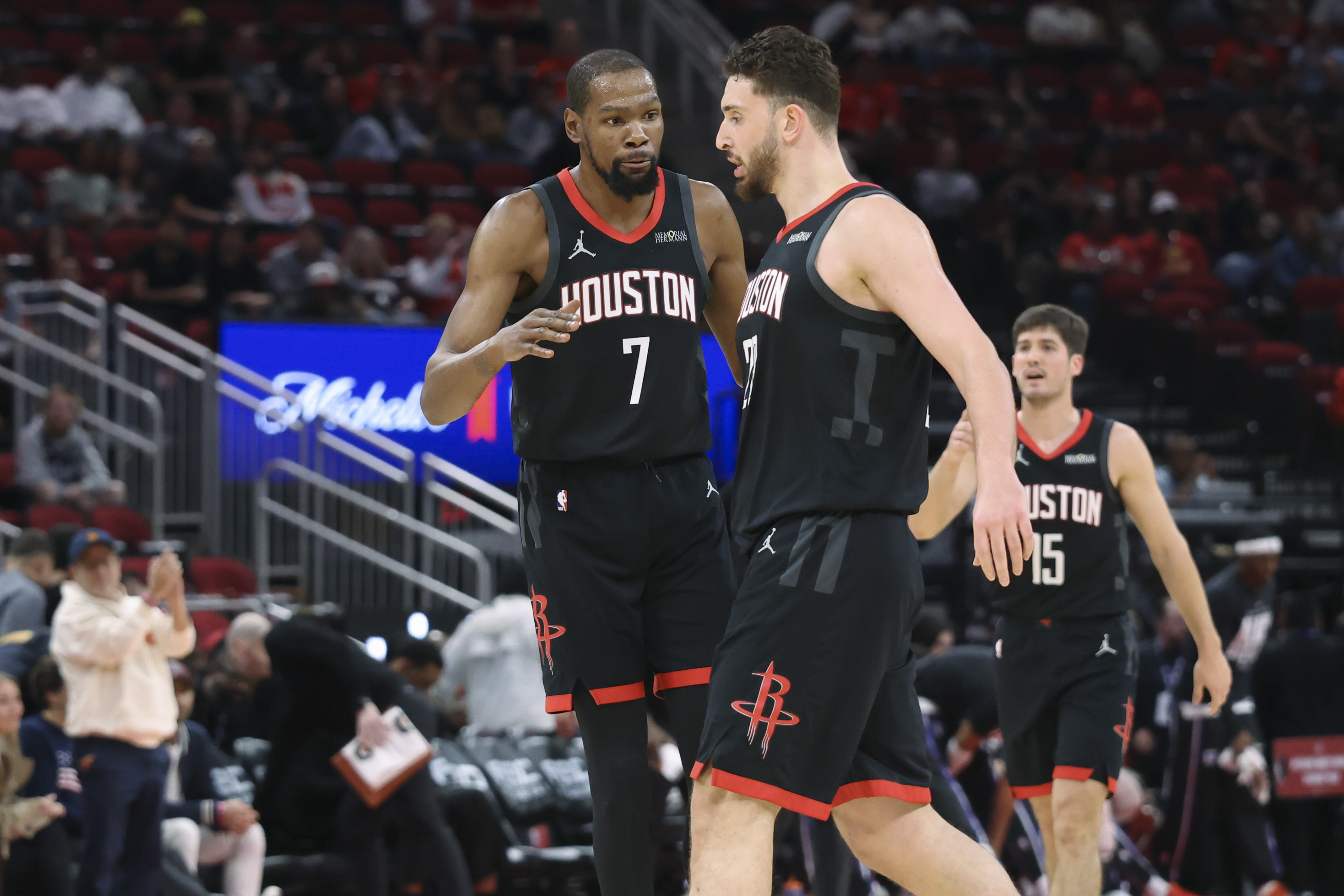 火箭三巨头联手力克雄鹿 谢泼德三分14中9助球队