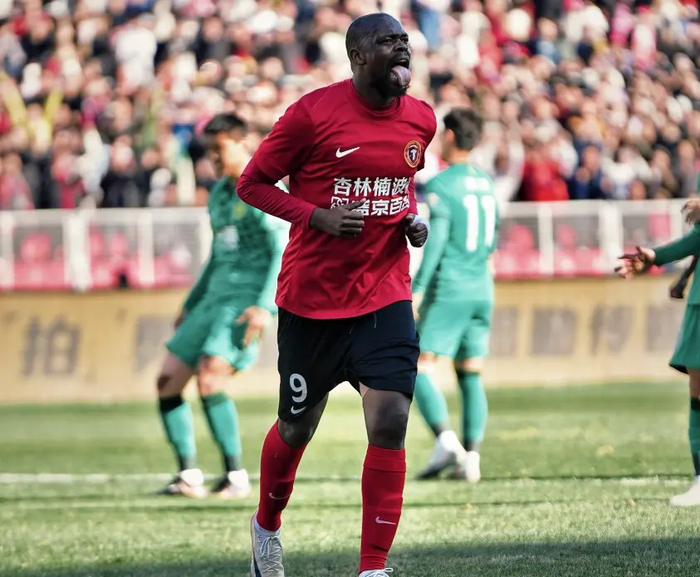 辽宁两连胜冲至积分榜第三，国安负分挣扎陷泥