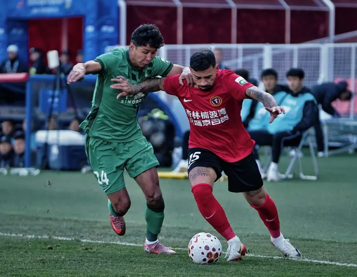 辽宁两连胜冲至积分榜第三，国安负分挣扎陷泥