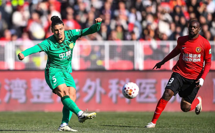 辽宁两连胜冲至积分榜第三，国安负分挣扎陷泥