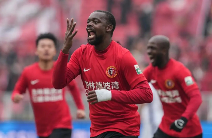 辽宁两连胜冲至积分榜第三，国安负分挣扎陷泥