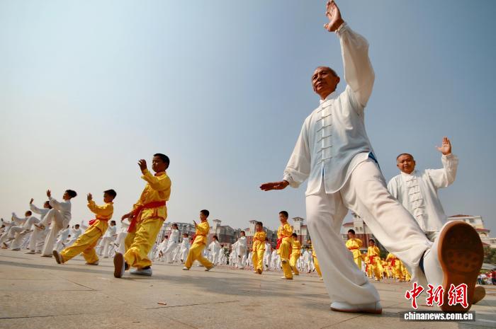 都昌县太极拳热潮涌动 许彩虹斩获双料冠军