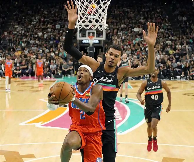 雷霆马刺强势领跑西部前二 湖人稳居第三争夺季